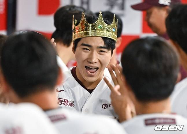 키움 이주형이 9일 서울 고척스카이돔에서 열린 두산 베어스와 2024 신한 SOL 뱅크 KBO 리그 정규시즌 홈경기 2회말 첫 타석에서 최원준의 초구를 공략, 우월 솔로포를 날리고 동료들의 축하를 받고 있다.