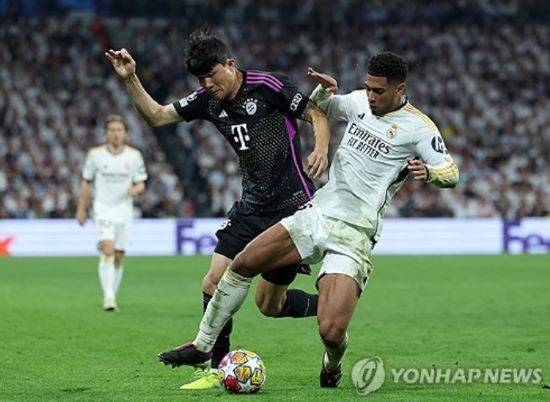 프리미어리그 레전드 미드필더로 박지성과 맨체스터 유나이티드에서 같이 뛰기도 했던 폴 스콜스가 9일 유럽축구연맹 챔피언스리그 준결승 2차전 바이에른 뮌헨-레알 마드리드 맞대결 직후 뮌헨 수비수 김민재를 비논리적으로 깎아내렸다. 그는 후반 31분 교체투입된 뒤 30분 가까이 뛰며 헤더로 크로스바까지 강타한 김민재를 두고 경기장에서 낯선 사람이었으며 1차전 재앙이었다는 코멘트를 남겼다. 2차전에서의 김민재 경기력보다는 직전 경기 패배의 원흉이었다는 이유로 김민재의 기용 이유 자체를 폄훼했다. 연합뉴스