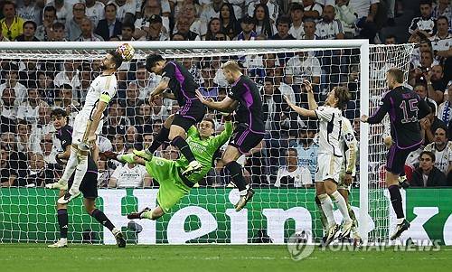 프리미어리그 레전드 미드필더로 박지성과 맨체스터 유나이티드에서 같이 뛰기도 했던 폴 스콜스가 9일 유럽축구연맹 챔피언스리그 준결승 2차전 바이에른 뮌헨-레알 마드리드 맞대결 직후 뮌헨 수비수 김민재를 비논리적으로 깎아내렸다. 그는 후반 31분 교체투입된 뒤 30분 가까이 뛰며 헤더로 크로스바까지 강타한 김민재를 두고 경기장에서 낯선 사람이었으며 1차전 재앙이었다는 코멘트를 남겼다. 2차전에서의 김민재 경기력보다는 직전 경기 패배의 원흉이었다는 이유로 김민재의 기용 이유 자체를 폄훼했다. 연합뉴스