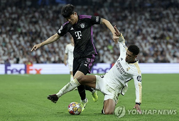 프리미어리그 레전드 미드필더로 박지성과 맨체스터 유나이티드에서 같이 뛰기도 했던 폴 스콜스가 9일 유럽축구연맹 챔피언스리그 준결승 2차전 바이에른 뮌헨-레알 마드리드 맞대결 직후 뮌헨 수비수 김민재를 비논리적으로 깎아내렸다. 그는 후반 31분 교체투입된 뒤 30분 가까이 뛰며 헤더로 크로스바까지 강타한 김민재를 두고 경기장에서 낯선 사람이었으며 1차전 재앙이었다는 코멘트를 남겼다. 2차전에서의 김민재 경기력보다는 직전 경기 패배의 원흉이었다는 이유로 김민재의 기용 이유 자체를 폄훼했다. 연합뉴스