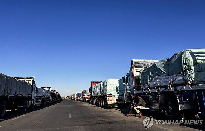 이스라엘군에 의해 봉쇄된 라파 국경검문소 앞에 늘어선 국제사회의 구호품 트럭들 [EPA 연합뉴스자료사진. 재판매 및 DB 금지]