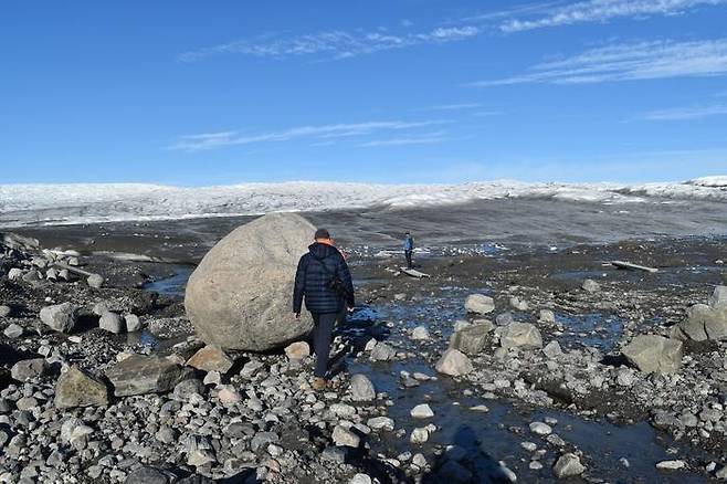 2023년 12월 현재 녹아내려 맨땅이 드러난 그린란드 빙상 가장자리. [Kevin Krajick/Earth Institute 제공]