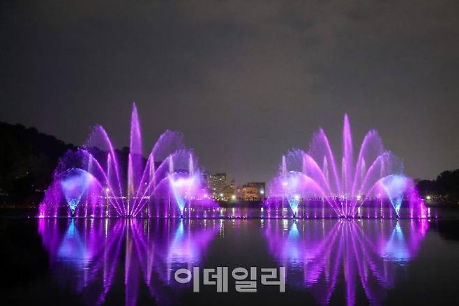 경기 이천시가 오는 10월 31일까지 운영하는 ‘설봉공원 음악분수’ (사진=이천시)
