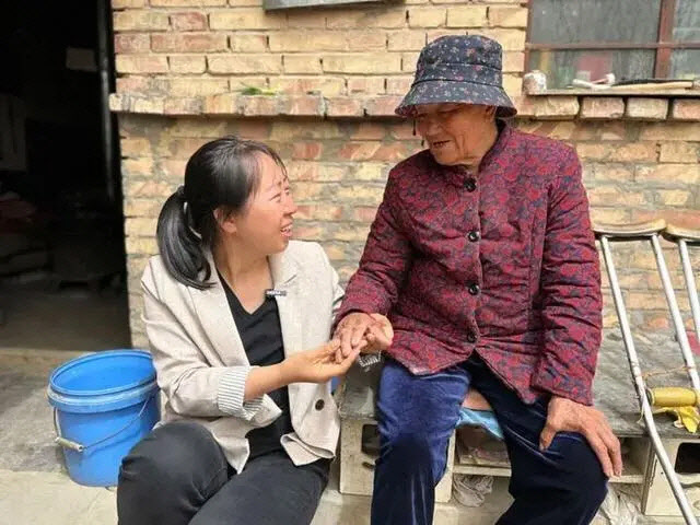 중국 닝샤성의 한 마을에서 당 서기를 맡고 있는 장웨이(왼쪽)가 마을 주민과 이야기하고 있다. (사진=바이두 화면 갈무리)
