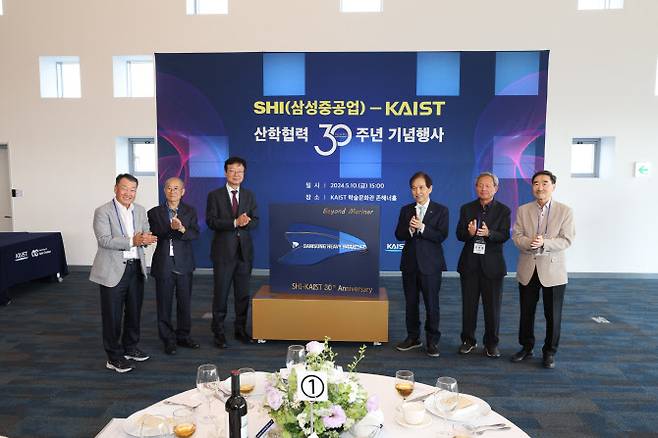 10일 KAIST 대전 본원에서 열린 삼성중공업 산학협력 30주년 기념행사에 (왼쪽부터) 삼성중공업의 박중흠 전 부사장, 조광제 전무, 최성안 부회장, KAIST의 이광형 총장, 신현동 명예교수, 이상용 명예교수가 참석한 모습.(사진=삼성중공업)