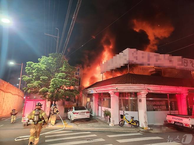9일 오후 8시20분쯤 화재가 발생한 대구 달서구 송현동의 한 식료품점에서 불길이 치솟고 있다. (대구소방본부 제공)