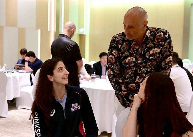 마르첼로 아본단자 흥국생명 감독과 투트쿠 부르주.(KOVO 제공)