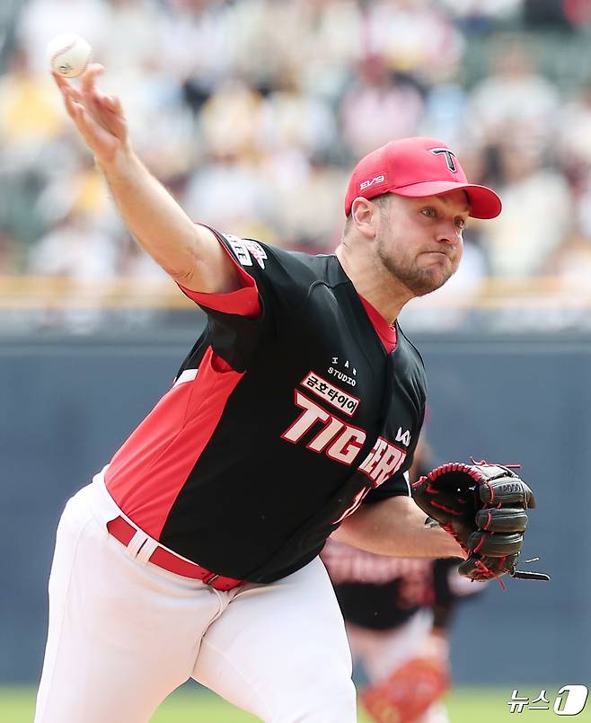 KIA 타이거즈 외인 투수 윌 크로우가 팔꿈치 인대 손상 진단을 받았다. /뉴스1 DB ⓒ News1 김성진 기자