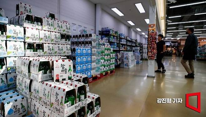 한류 열풍을 타고 소주 수출량이 크게 늘고 있는 가운데 서초구 하나로마트 양재점에 다양한 소주가 진열돼 있다. 강진형 기자aymsdream@