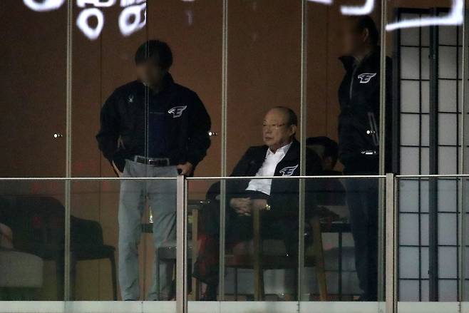 김승연 한화그룹 회장이 지난 3월29일 대전 한화생명 이글스파크를 방문했던 모습. /뉴스1