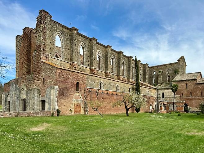 성 갈가노 성당(Abbey of San Galgano). 1789년 번개를 맞은 종탑이 쓰러지면서 지붕이 무너져 내렸다. 이후 성당으로의 기능은 멈추었고 성당의 터는 폐허로 남아있다.