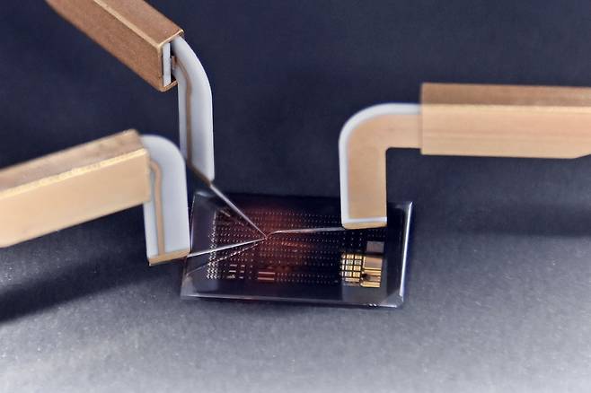 한국전자통신연구원(ETRI)과 한국세라믹기술원 공동 연구진이 개발한 산화갈륨 전력반도체. 해외 수입에 의존하던 전력반도체의 국산화에 기여할 수 있을 것으로 기대된다./한국전자통신연구원