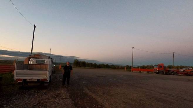 주차장을 지키는 러시아 아저씨. 사진=김태원