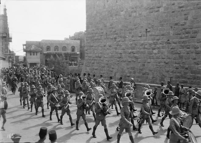 ‘팔레스타인 1936’에 따르면 대봉기 당시 영국군은 “수많은 과잉진압과 학대를 자행한 혐의를 받았다.” 사진은 1936년 예루살렘에서 영국군이 행진하고 있는 모습. 위키미디어 코먼스
