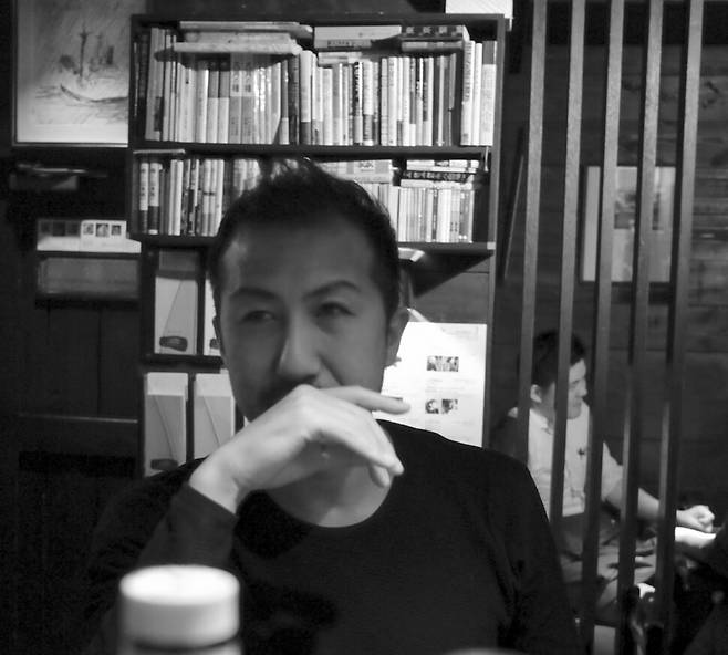 부동산 사기를 소재로 한 소설 ‘도쿄 사기꾼들’(원제 ‘지면사들’)로 국내 처음 소개되는 일본 작가 신조 고(41). 북스피어 제공