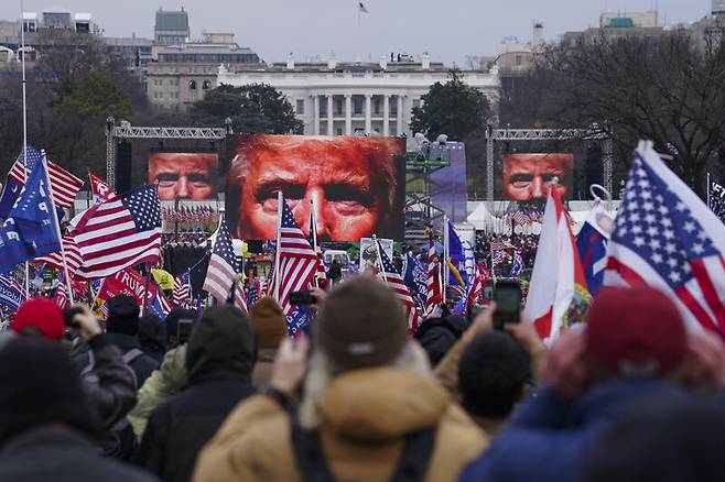 도널드 트럼프 전 미국 대통령 지지자들이 2021년 1월6일 의사당으로 몰려가기 전 그의 연설을 들으려고 백악관 앞에 모여 있다. AP 연합뉴스