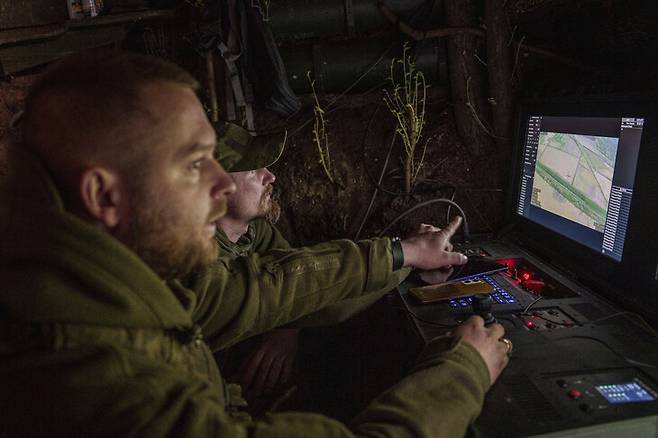 우크라이나 동부 전선에 주둔한 우크라이나 군인이 드론 조정 장치를 다루고 있다. 도네츠크주/AP 연합뉴스
