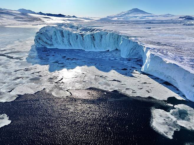 지구온난화로 녹고 있는 빙하 모습을 담은 ‘캠벨 빙하 최전선’이 2024년 극지 사진 콘테스트 우수상을 받았다. 촬영 이승준, 극지연구소 제공
