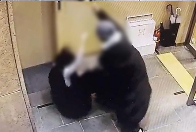 배현진 국민의힘 의원이 올해 1월 25일 오후 서울 강남구 한 건물에서 중학생으로부터 머리를 둔기로 가격당해 쓰러지고 있다. 배 의원실 제공