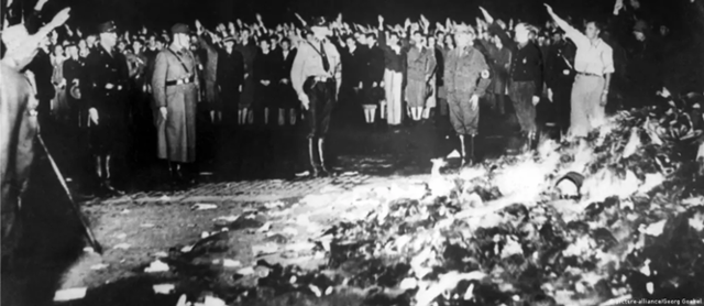 1933년 5월 10일 독일 베를린에서 열린 나치의 분서 현장. picture-alliance/Georg Goebel