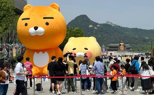 1일 서울 종로구 광화문 광장에서 열린 '서울페스타 2024'의 카카오프렌즈 포토존에서 시민들이 대형 캐릭터 인형 라이언, 춘식이와 사진을 찍기 위해 줄을 서 있다. 연합뉴스