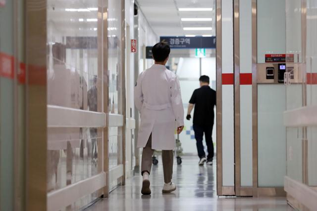 10일 오전 대구 달서구 계명대 동산병원에서 한 의료진이 응급실로 향하고 있다. 뉴스1