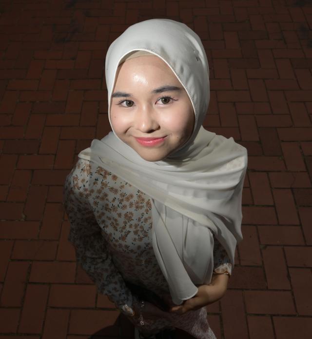 9일 서울 성북구 고려대학교 캠퍼스에서 열린 1학기 2024 외국인 학생 축제에 참여한 말레이시아 출신 아드레나 샤즈위나(21)가 분홍빛 말레이시아 전통의상을 입고 본보 인터뷰 사진 촬영에 응하고 있다. 최주연 기자