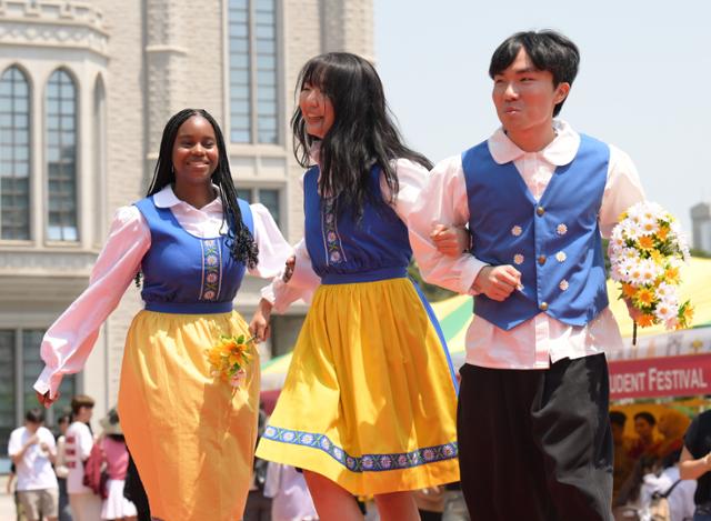 9일 서울 성북구 고려대학교 캠퍼스에서 열린 1학기 2024 외국인 학생 축제에 참여한 맘제인 인자이(21)가 한국인 학생들과 함께 스웨덴 전통 춤을 보여주고 있다. 최주연 기자