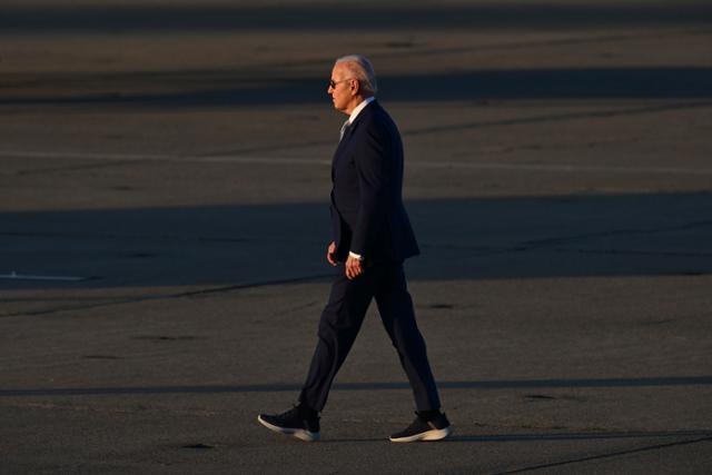 조 바이든 미국 대통령이 9일 캘리포니아주 마운틴뷰에 있는 모펫 비행장에 도착한 뒤 대통령 전용 헬기인 마린원으로 걸어가고 있다. 마운틴뷰=AP 연합뉴스