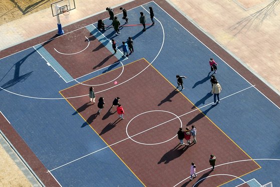 세종시의 한 초등학교 운동장에서 학생들이 체육수업을 받고 있다. 프리랜서 김성태