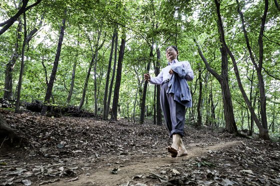 박동창 맨발걷기 국민운동본부 회장이 서울 대모산 황톳길을 걷고 있다. 김경록 기자