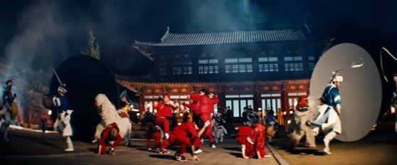 스트레이키즈가 2021년 공개한 '소리꾼' 뮤직비디오엔 사물놀이가 나온다. 사진 JYP엔터테인먼트