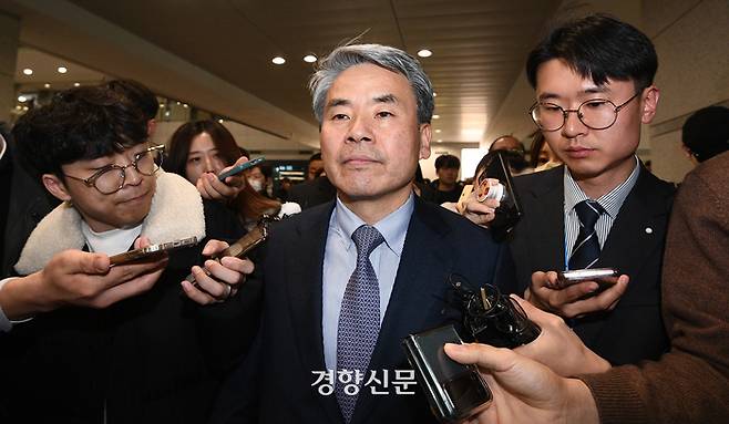 ‘채 상병 사건’의 핵심 피의자로서 출국금지됐던 이종섭 전 국방부 장관(주호주 대사)이 지난 3월21일 오전 인천국제공항을 통해 귀국한 뒤 차량으로 이동하고 있다. 조태형 기자