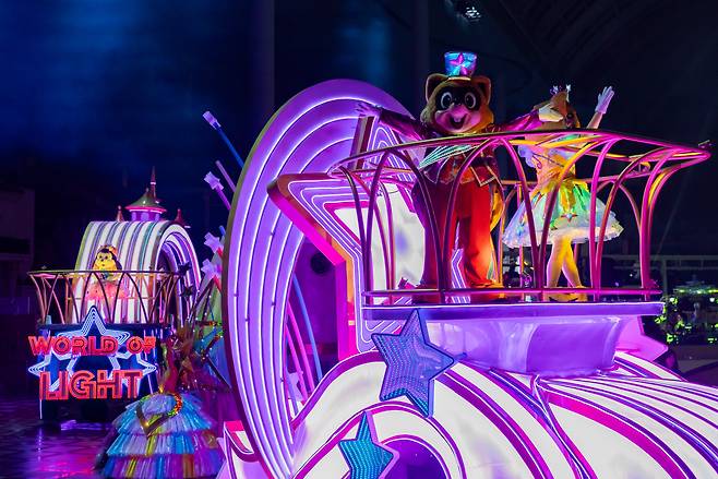 Lotte World Adventure's iconic character Lotty performs in "World of Light" (Lotte World Adventure)