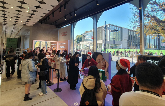 2023년 12월 도쿄 앳코스메에서 진행한 올리브영 자체 브랜드 (바이오힐보, 웨이크메이크, 브링그린, 필리밀리) 연합 팝업스토어가 방문객들로 붐비고 있다. 사진 올리브영