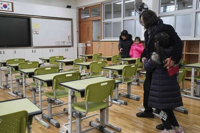 지난 1월 2024학년도 초등학교 신입생 예비소집일에 서울 서초구 원명초등학교에서 학부모와 예비 초등학생이 교실을 살펴보고 있다. 쿠키뉴스 자료사진