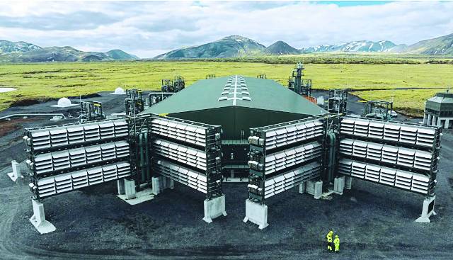 스위스 업체 클라임워크스가 8일(현지시간) 아이슬란드에서 가동을 시작한 직접공기포집 시설 ‘매머드’. 클라임워크스 홈페이지 캡처