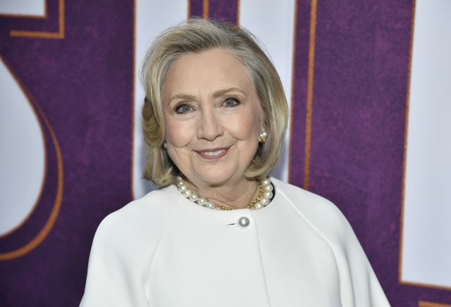 힐러리 클린턴 전 미국 국무장관이 지난달 18일(현지시간) 뉴욕에서 열린 뮤지컬 '서프스' 개막 공연에 참석해 사진 촬영을 하고 있다. AP연합뉴스