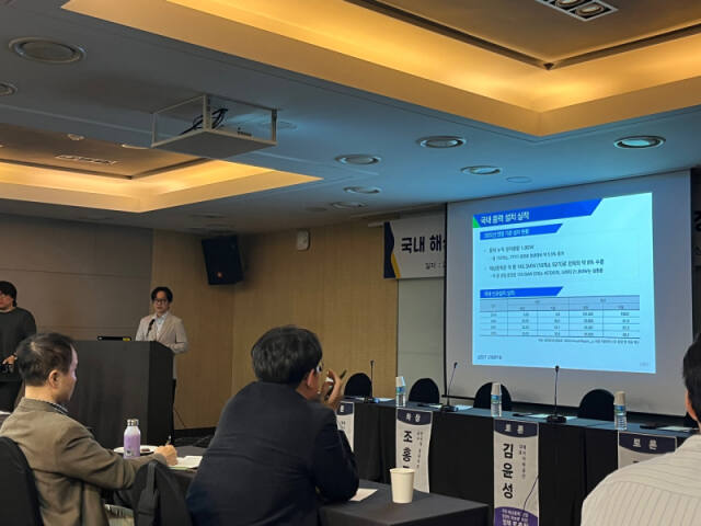 이슬기 산업연구원 부연구위원이 ‘국내 해상풍력 산업 육성을 위한 기자재 국산화의 중요성’을 주제로 발제를 하고 있다. /이창원 기자