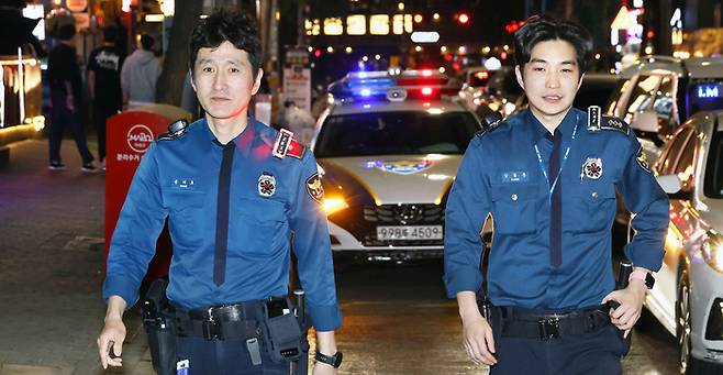 서울 마포경찰서 홍익지구대 경찰들이 홍대 인근 번화가를 순찰하고 있다. [김호영 기자]