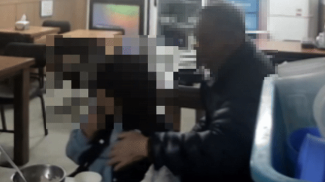 80대 남성이 식당에서 7세 여아를 성추행하는 장면이 CCTV에 찍혔다. [사진 출처 = 온라인 커뮤니티]