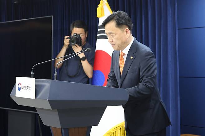 강도현 과학기술정보통신부 2차관이 10일 오후 정부서울청사 브리핑룸에서 메신저앱 ‘라인’ 운영사 라인야후를 놓고 네이버와 소프트뱅크의 지분 협상 및 일본 정부의 라인야후에 대한 자본 관계 재검토 요구와 관련한 현안 브리핑 발표에 앞서 인사하고 있다. [사진=연합뉴스]