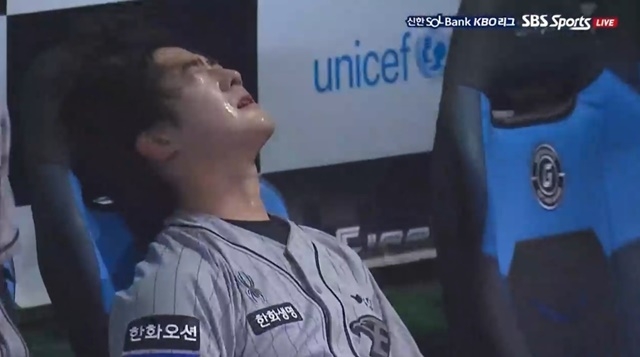 9일 부산 롯데전에서 뜨거운 눈물을 쏟았던 장지수. 사진=SBS SPORTS 중계 화면 캡처