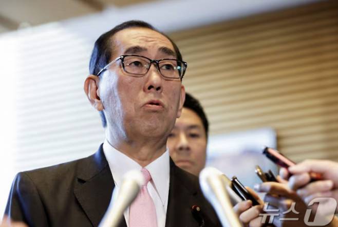 마쓰모토 다케아키 일본 총무상이 라인야후에 한국 네이버와의 자본 관계 재검토 등을 요구한 것과 관련해 "네이버의 경영 참여를 박탈하기 위한 것이 아니다"라고 밝혔다. /로이터=뉴스1