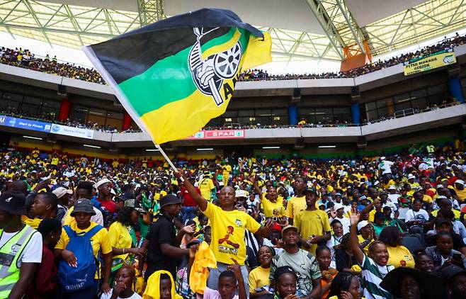 넬슨 만델라 대통령은 아프리카민족회의(ANC)의수장으로서 흑인해방운동을 주도했다. 사진은 지난 2024년 1월 남아프리카 음몸벨라 스타디움에서 열린 아프리카민족회의(ANC) 112주년 행사에서 깃발을 흔들고 있는 지지자들. /사진= 로이터