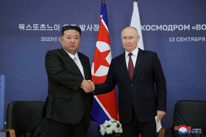 올해 1분기에 북한인 총 812명이 러시아를 방문했다. 이는 지난 2020년 1분기 이후 최고치로 북한과 러시아의 돈독한 관계를 보여주고 있다. 사진은 김정은 북한 노동당 총비서(왼쪽)가 지난해 9월13일 러시아 보스토치니 우주기지에서 블라미디르 푸틴 대통령과 정상회담을 하는 모습. /사진=로이터