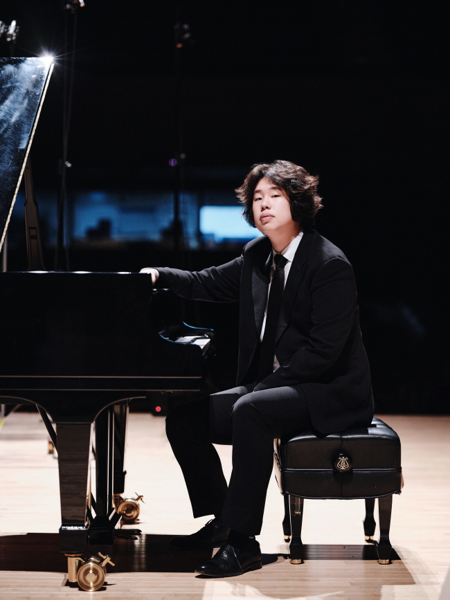 피아니스트 박재홍은 “기대수명을 감안해서 앞으로 70년 정도만 더 무대 위에서 피아노를 칠 수 있으면 좋겠다”며 웃었다.  국립심포니오케스트라 제공