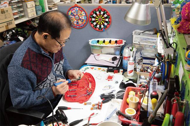 인천 미추홀구 한 지하상가에 위치한 ‘키니스 장난감 병원’에서 4년 차 장난감 박사 천정용(72) 씨가 망가진 장난감을 수리하고 있다.  달 제공