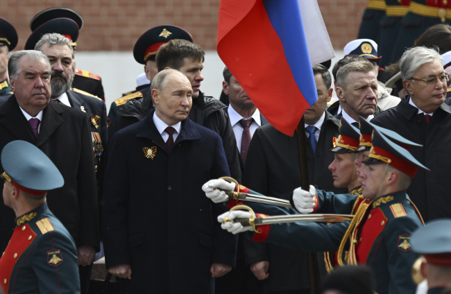 러시아의 제2차 세계대전 전승기념일인 9일 블라디미르 푸틴(왼쪽 두 번째) 대통령이 외국 정상들과 모스크바 무명용사 묘지에서 열린 추모식에 참석해 행사를 보고 있다.   AP 연합뉴스