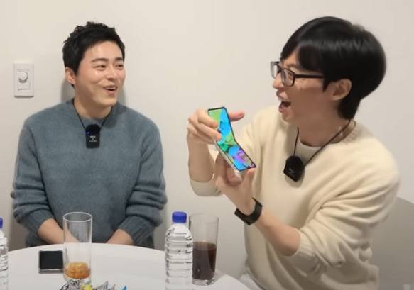연예인들이 갤럭시 Z플립을 사용하고 있는 모습. [유튜브 뜬뜬 갈무리]